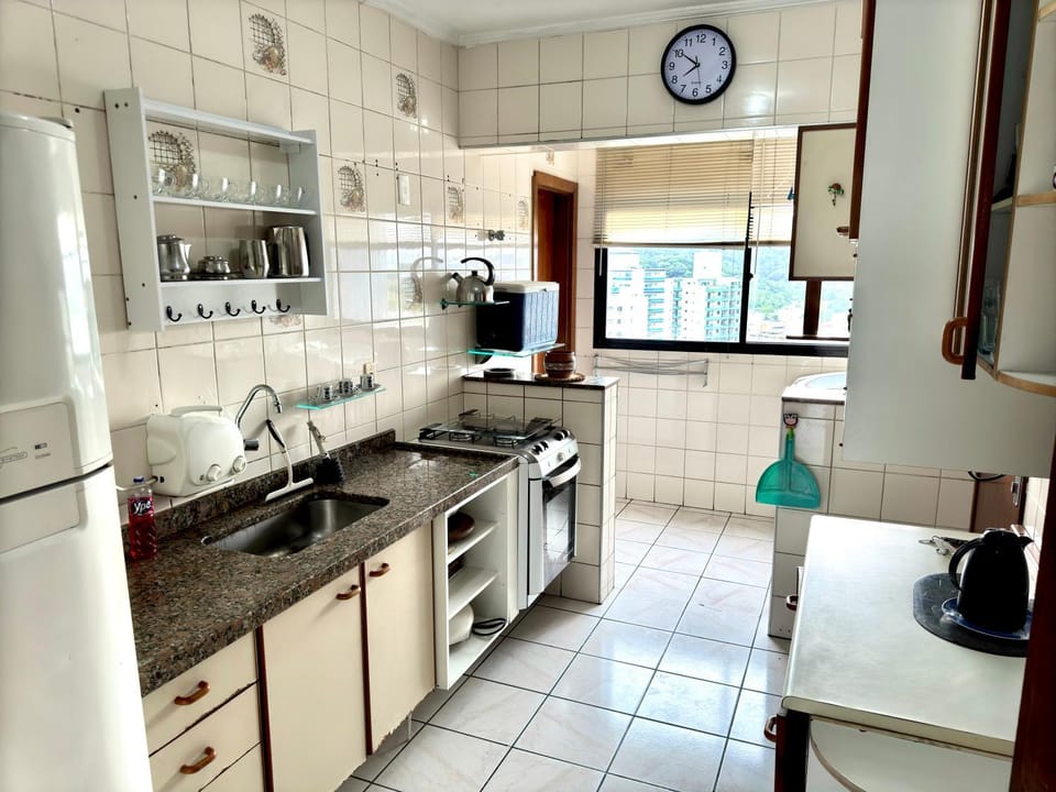 Apartmento Astúrias! Ar Varanda Vaga de Garagem 2 Quartos 100m2! 2 Qdas da Praia! Apartment in State of São Paulo