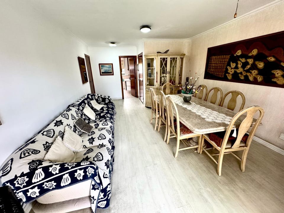 Apartmento Astúrias! Ar Varanda Vaga de Garagem 2 Quartos 100m2! 2 Qdas da Praia! Apartment in State of São Paulo