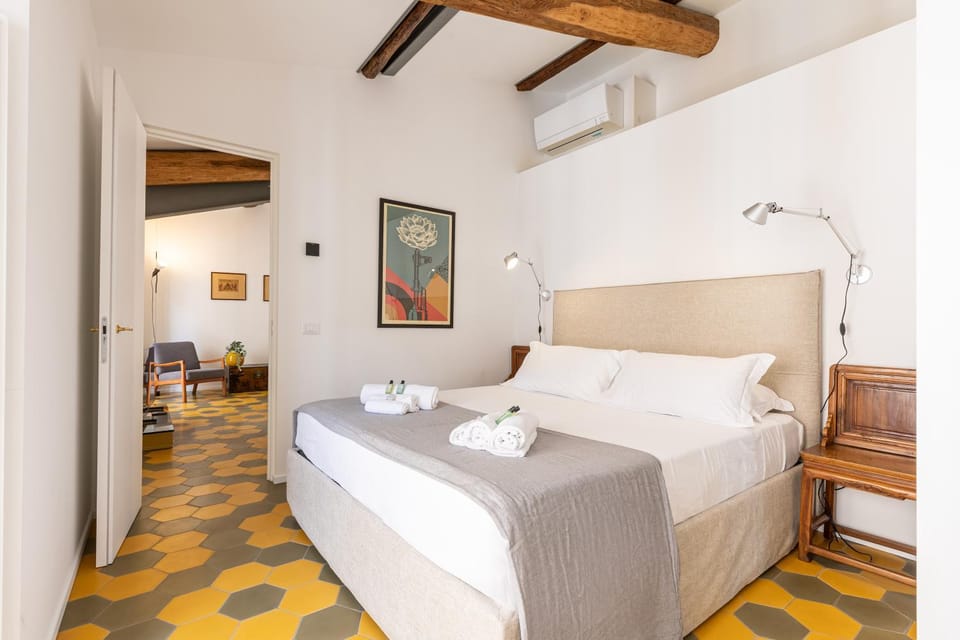 Bed, Bedroom, towels