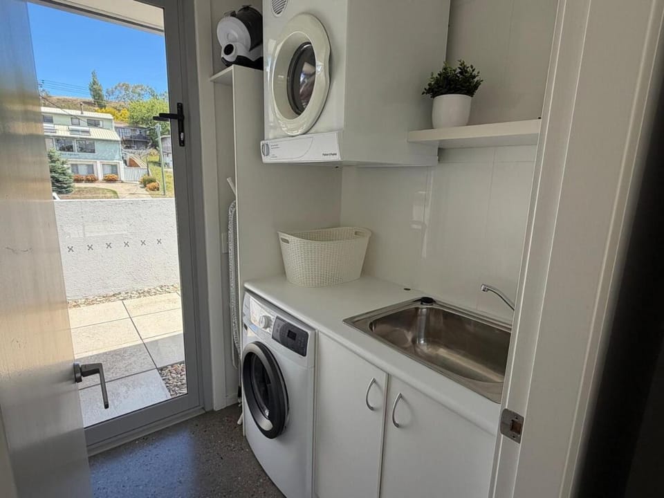 Loveland Penthouse Luxe Lakeside Escape Apartment in Jindabyne