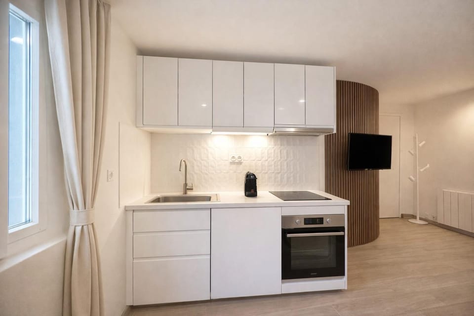 TV and multimedia, Kitchen or kitchenette, oven, storage, stove