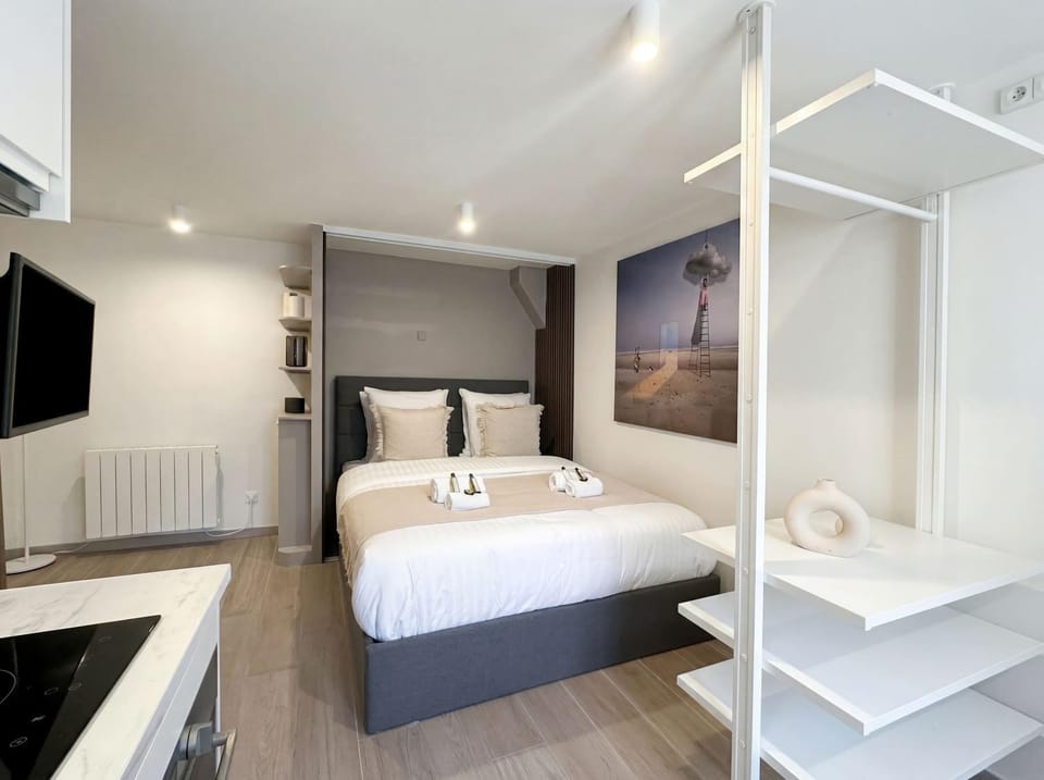 Bed, TV and multimedia, Kitchen or kitchenette, Living room, towels
