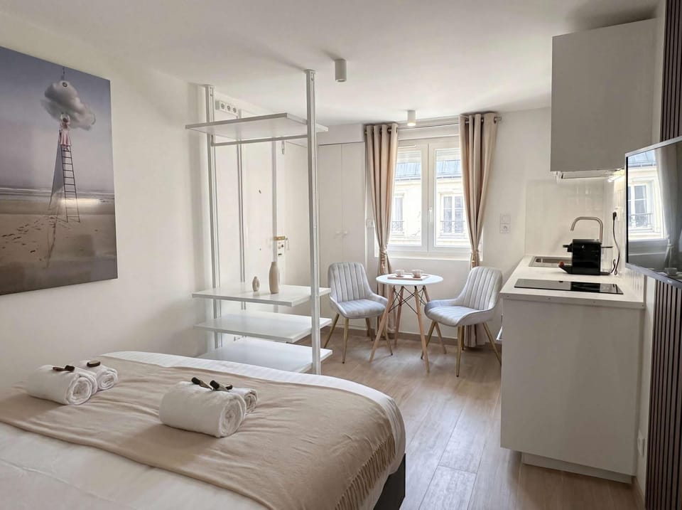 Bed, Kitchen or kitchenette, Living room, Seating area, Dining area