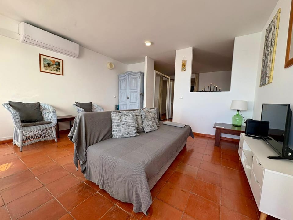 Living room, Seating area, air conditioner