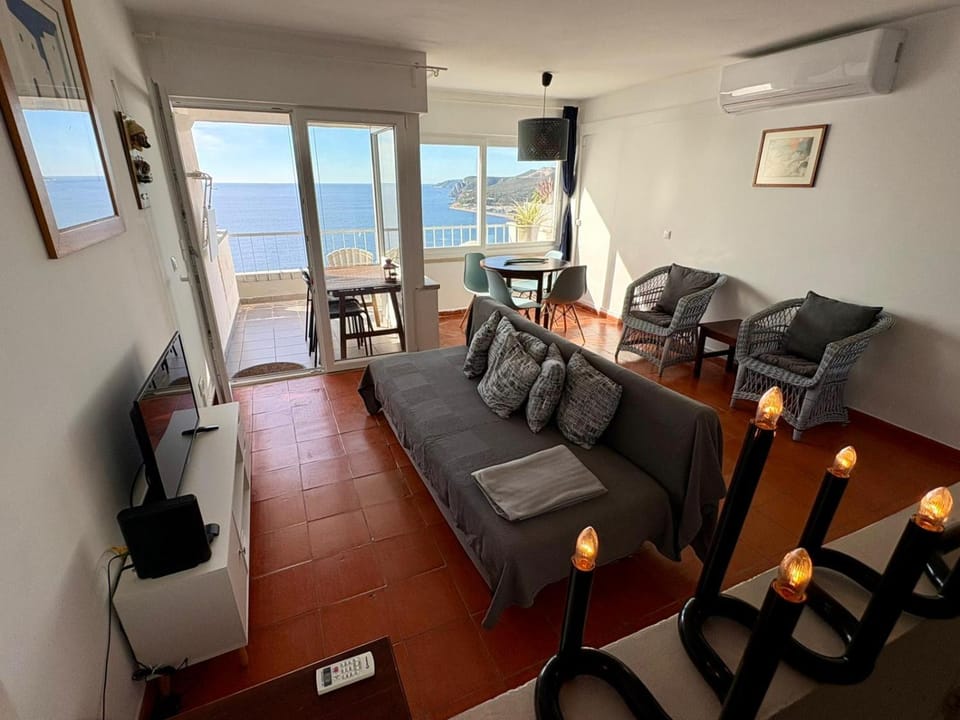 Communal lounge/ TV room, Living room, Seating area, Dining area, Sea view