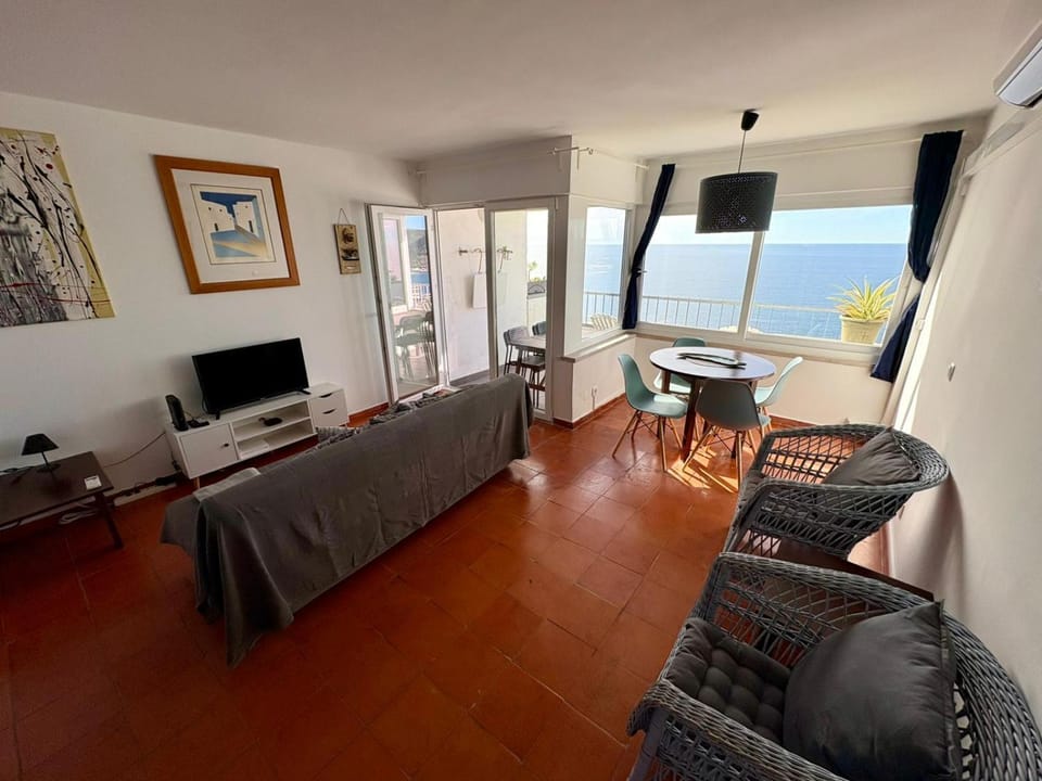 Communal lounge/ TV room, TV and multimedia, View (from property/room), Living room, Dining area, Sea view