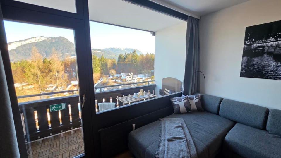 View (from property/room), Balcony/Terrace, Living room