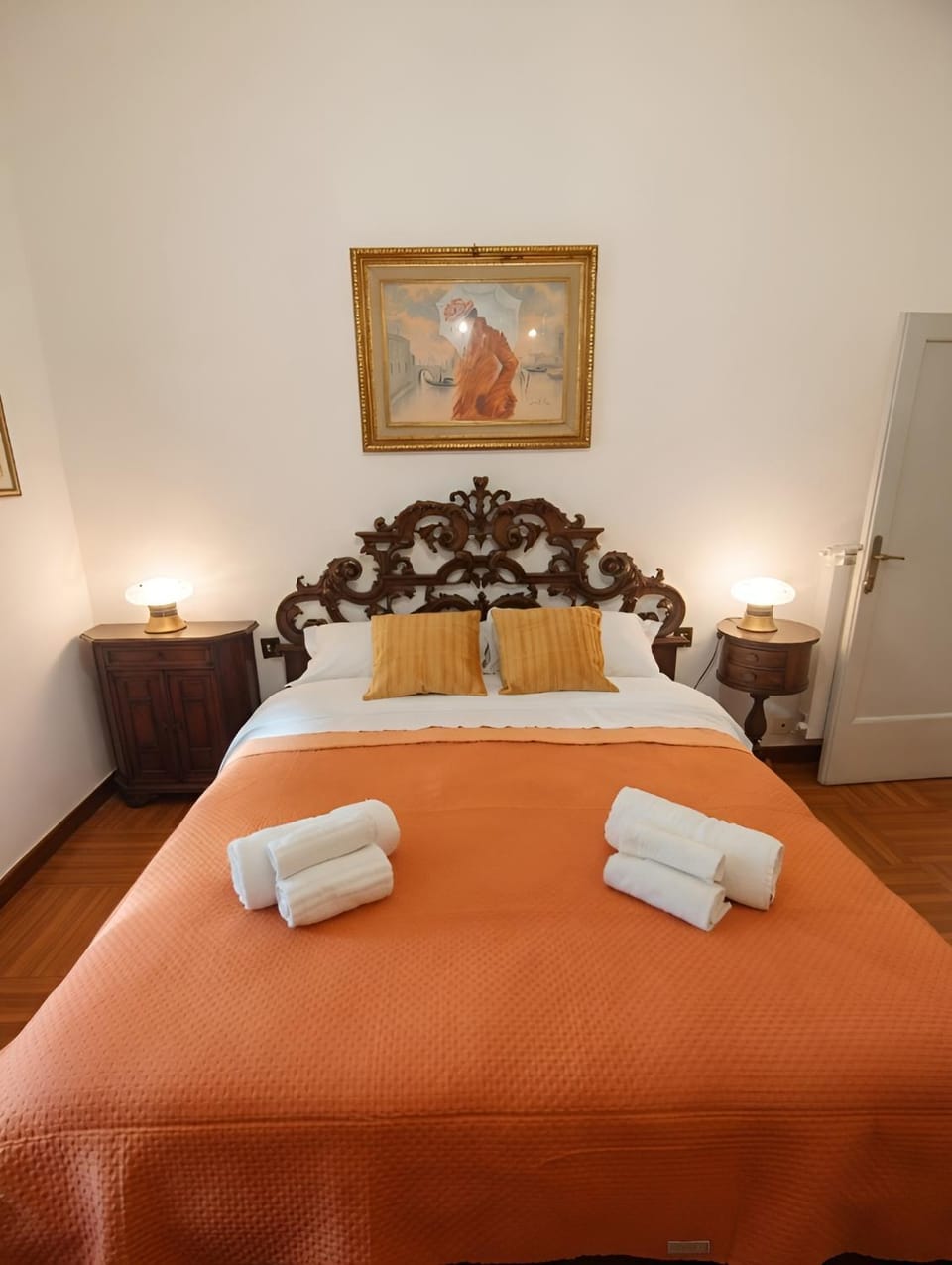 Bed, Bedroom, heating, towels