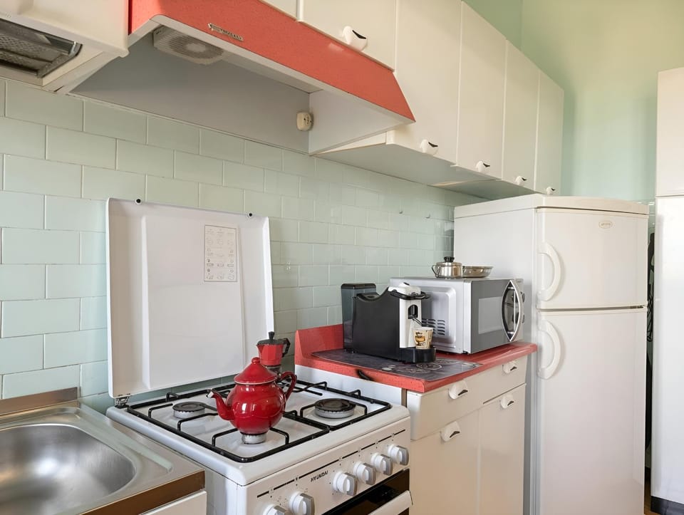 Coffee/tea facilities, Kitchen or kitchenette, internet, microwave, oven, stove