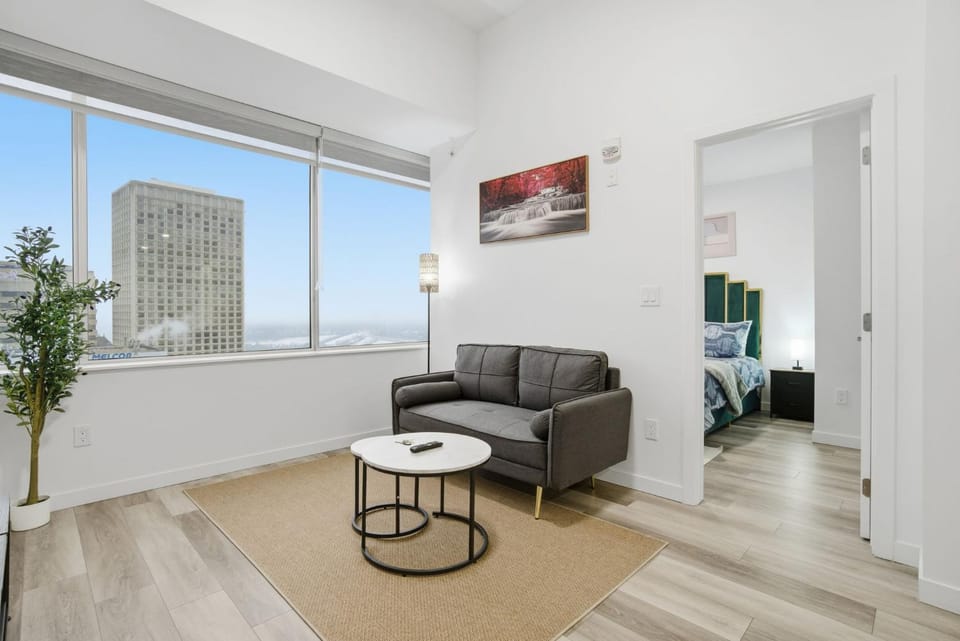 Luxury 1Beds and 2Beds in Downtown Edmonton close to Rogers Apartment in Edmonton