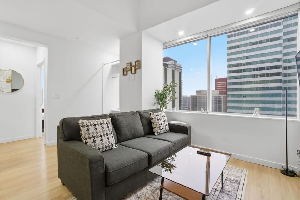 Luxury 1Beds and 2Beds in Downtown Edmonton close to Rogers Apartment in Edmonton