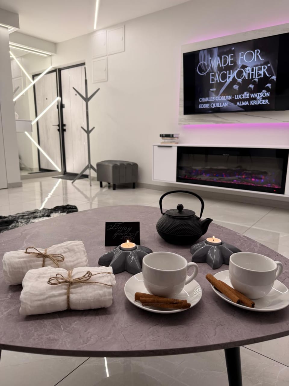 TV and multimedia, Coffee/tea facilities, Living room, Food and drinks, Seating area, fireplace, internet