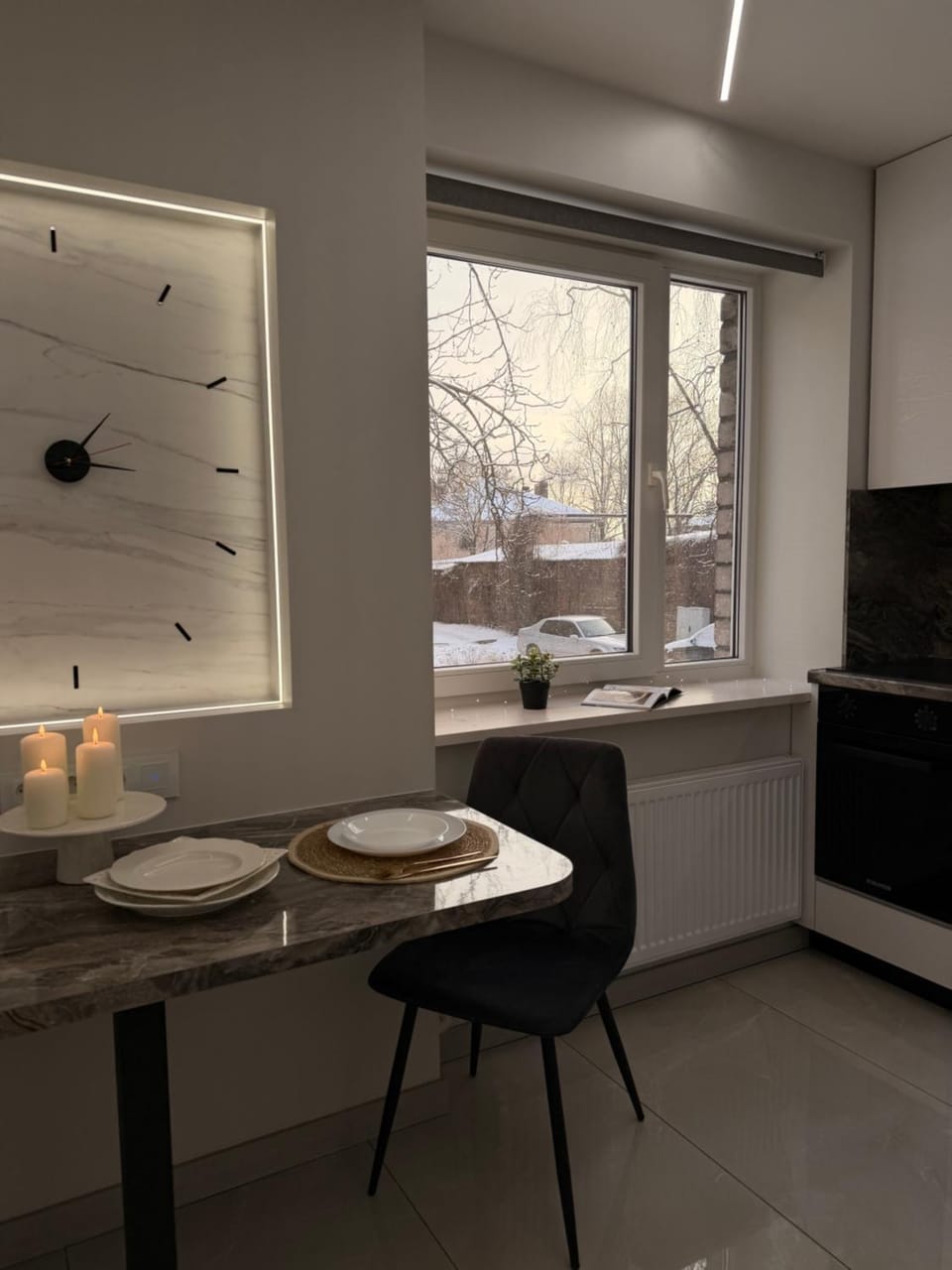 Kitchen or kitchenette, Dining area