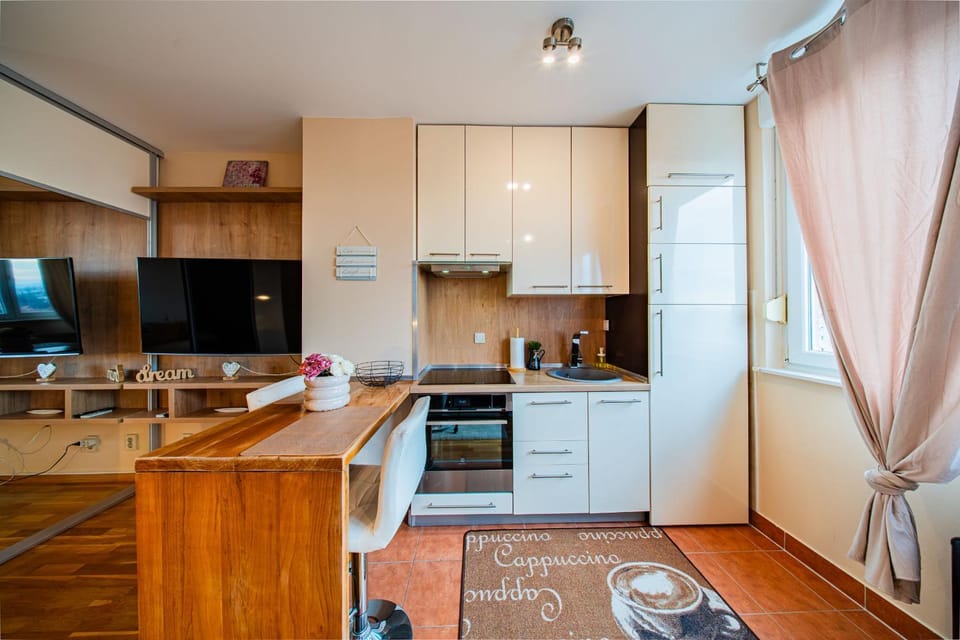 TV and multimedia, Kitchen or kitchenette, Dining area, stove