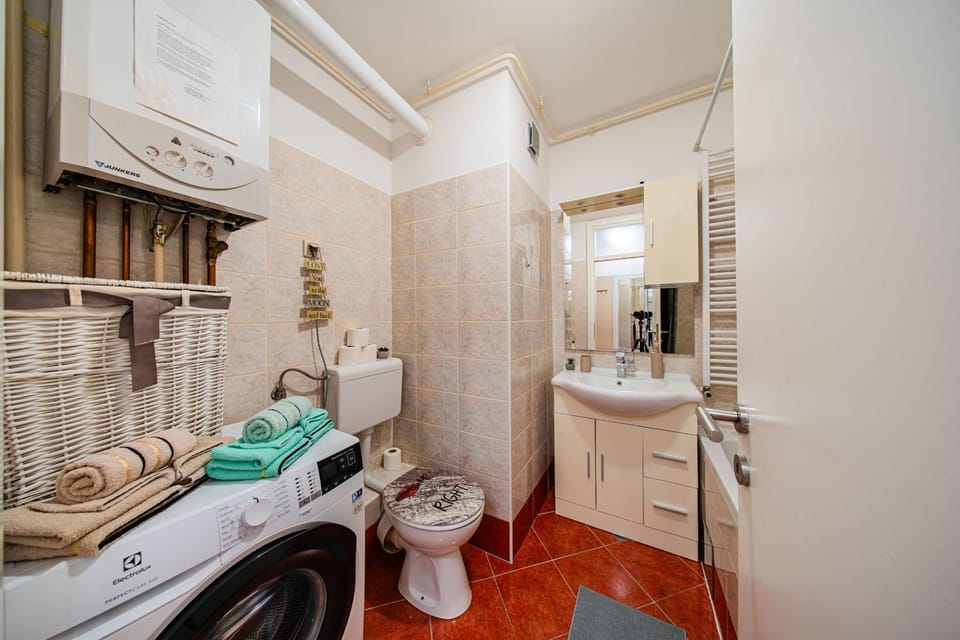 Bathroom, Bath, towels