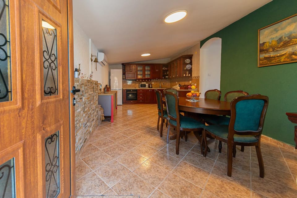 Kitchen or kitchenette, Dining area, oven, stove