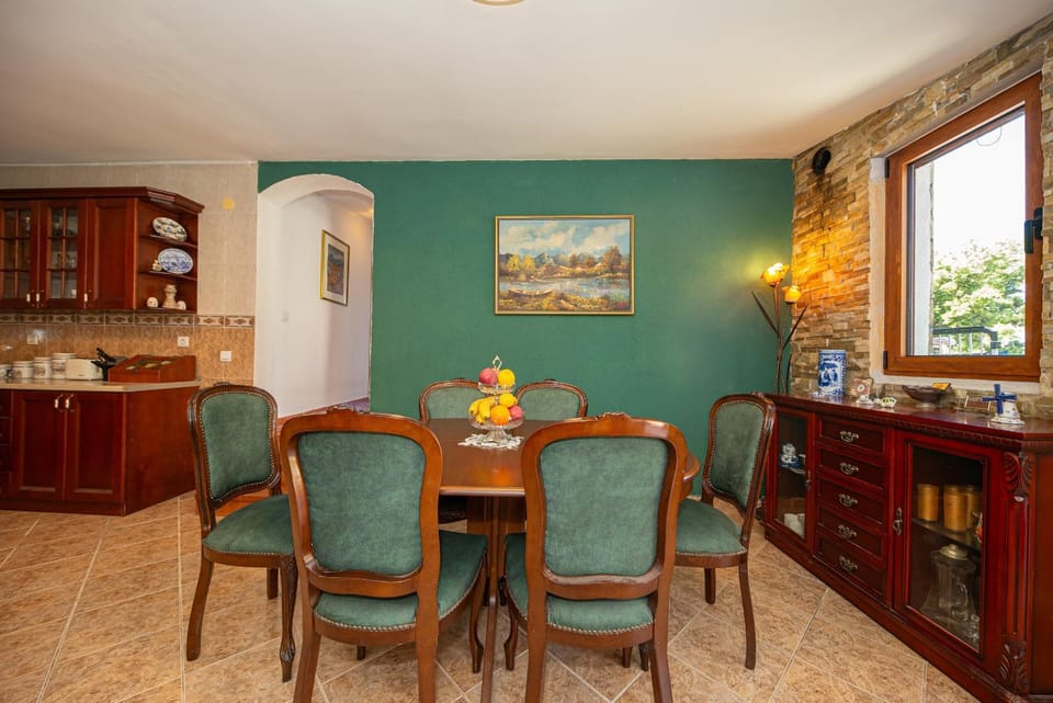 Food and drinks, Dining area