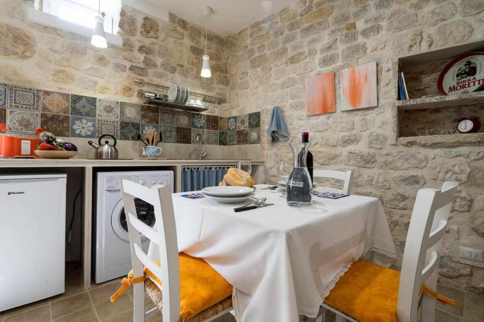 Kitchen or kitchenette, Dining area, minibar, stove