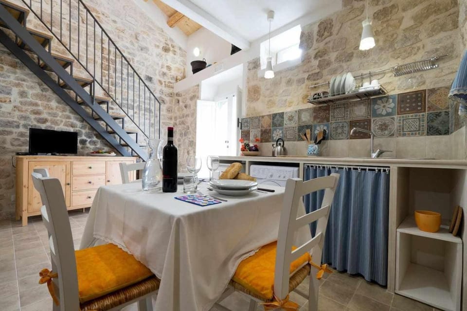 Kitchen or kitchenette, Living room, Seating area, Dining area, minibar, stove