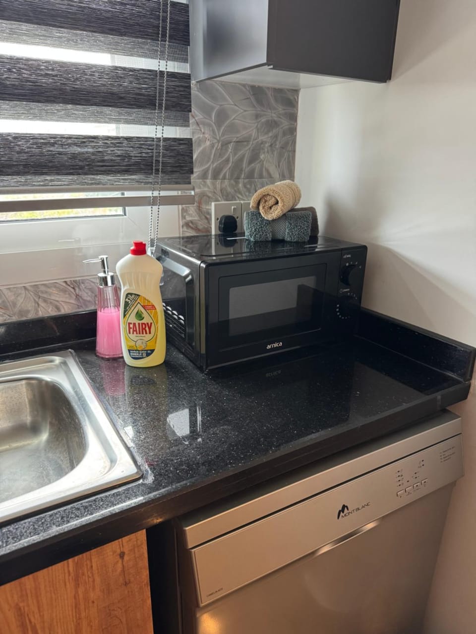 Coffee/tea facilities, Kitchen or kitchenette, stove