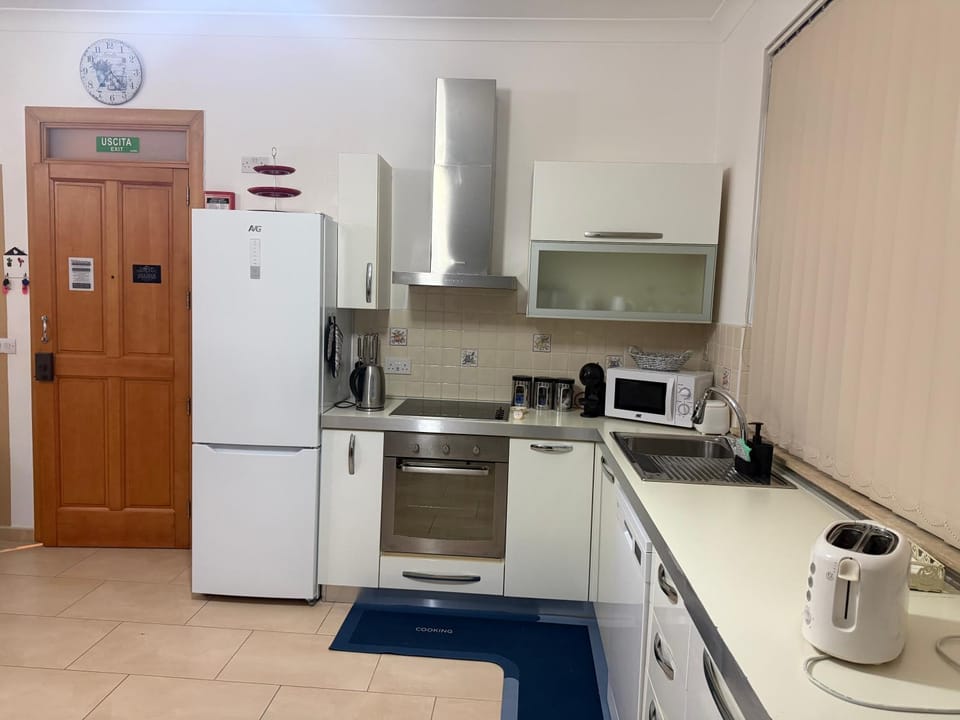 Coffee/tea facilities, Kitchen or kitchenette, dishwasher, oven, stove, toaster