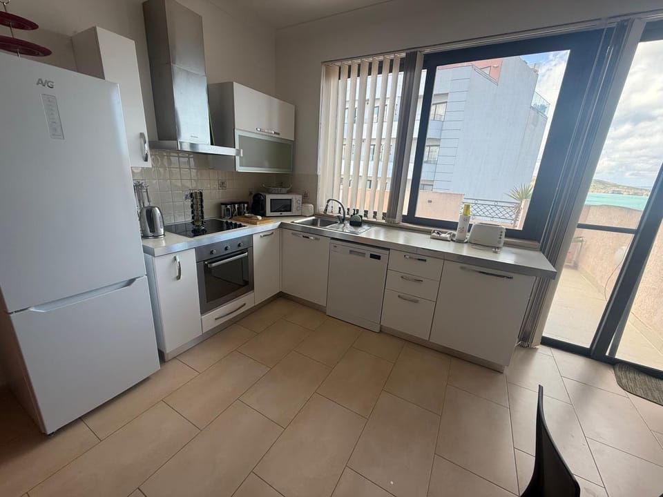 Sunny Suite Penthouse close to Bugibba Square Apartment in Saint Paul's Bay