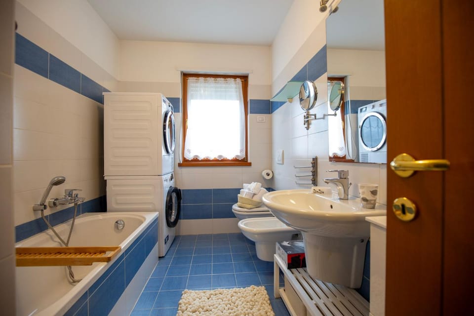 Bathroom, Bath, washing machine, dryer