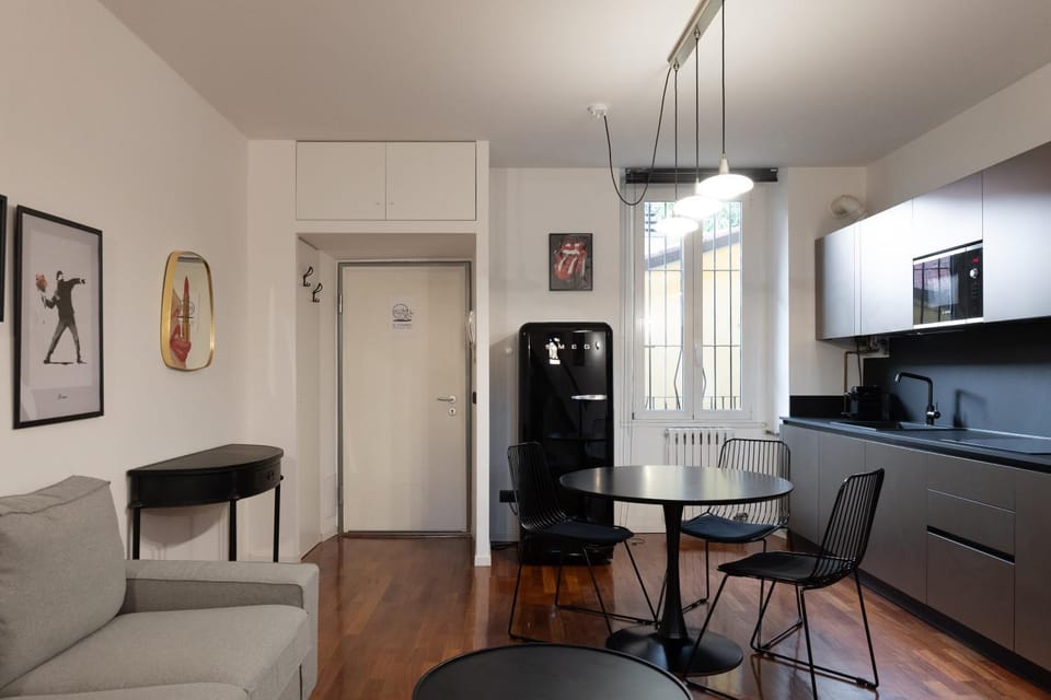 Kitchen or kitchenette, Seating area, Dining area, oven
