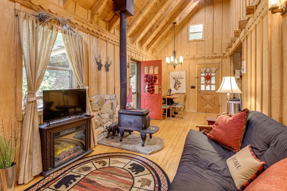 Hike & Fish: Wooded Cabin Near Downtown Helen Cabin in White County