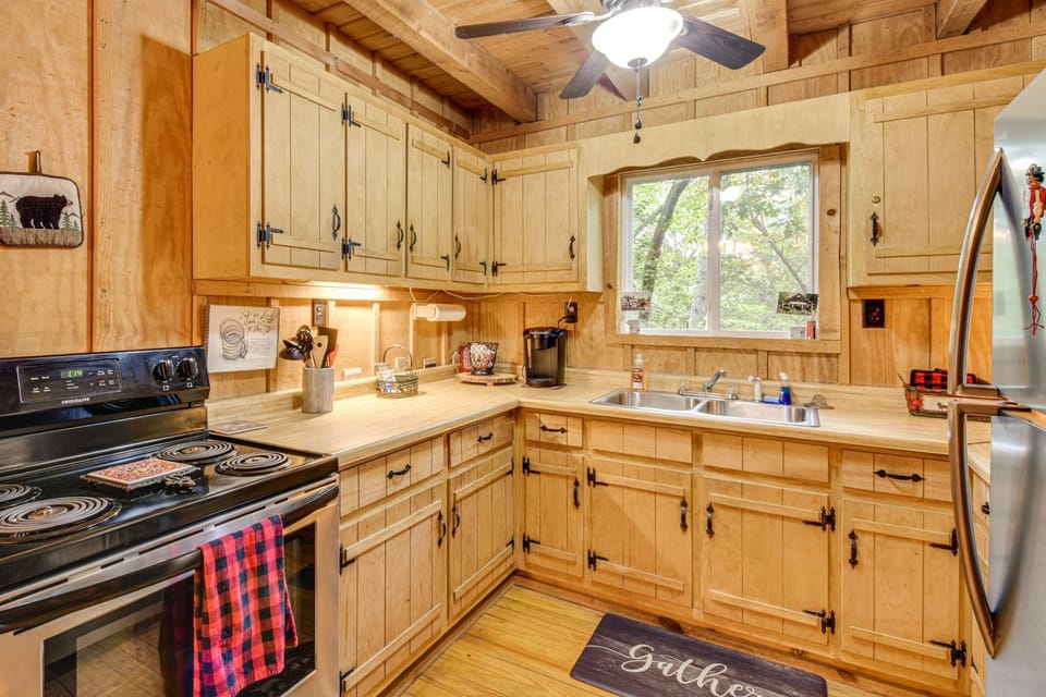 Hike & Fish: Wooded Cabin Near Downtown Helen Cabin in White County