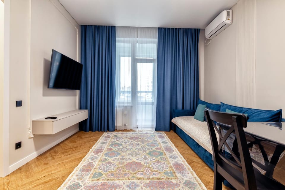 Communal lounge/ TV room, TV and multimedia, Living room, Seating area, air conditioner