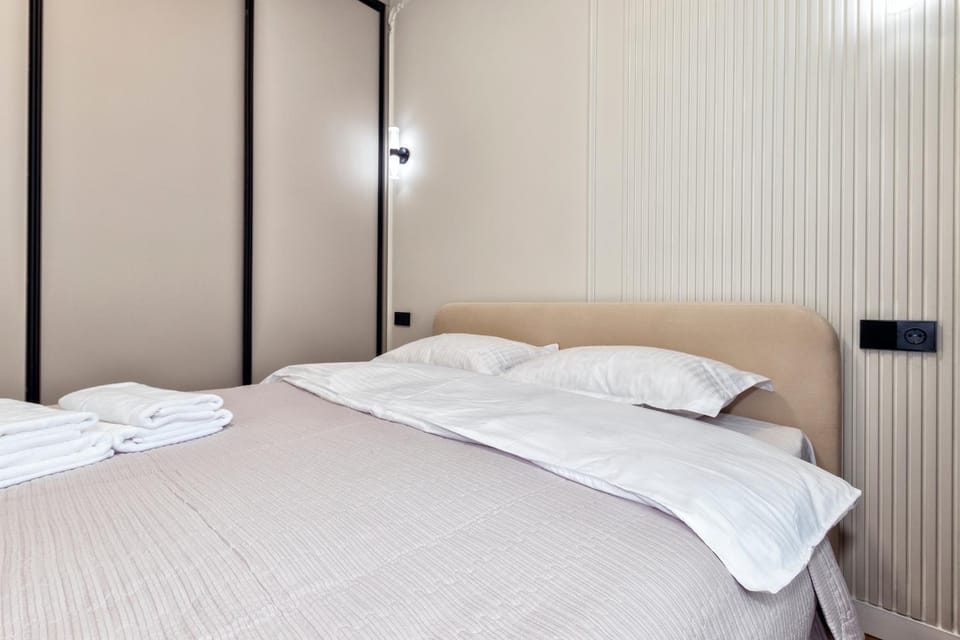 Bed, Bedroom, towels, wardrobe