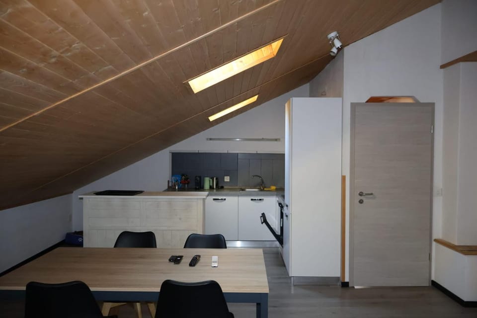 Kitchen or kitchenette, Dining area, dishwasher, internet