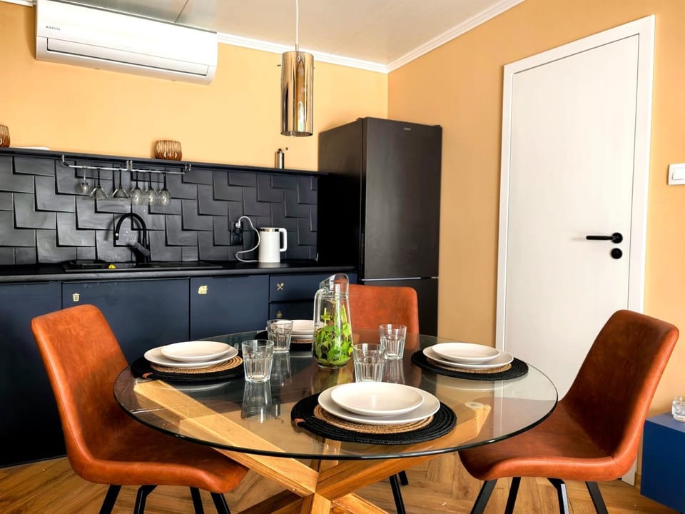 Kitchen or kitchenette, Dining area, oven