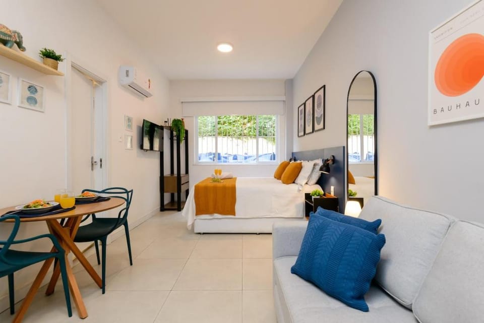 Studio inspired by Athos Bulcão, AC, WiFi, TV Apartment in Santa Teresa