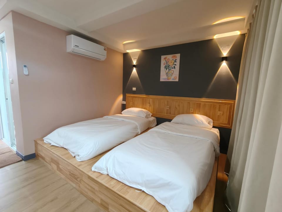 Bed, Photo of the whole room, Bedroom, air conditioner