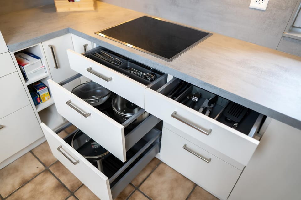 Coffee/tea facilities, Kitchen or kitchenette, dishwasher, microwave, stove