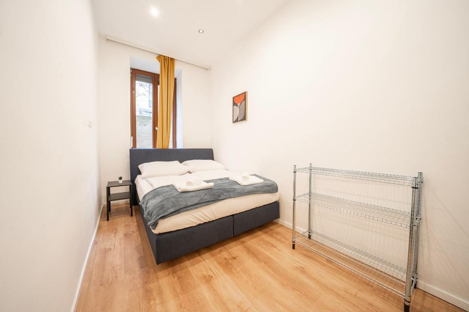 Bedroom, towels