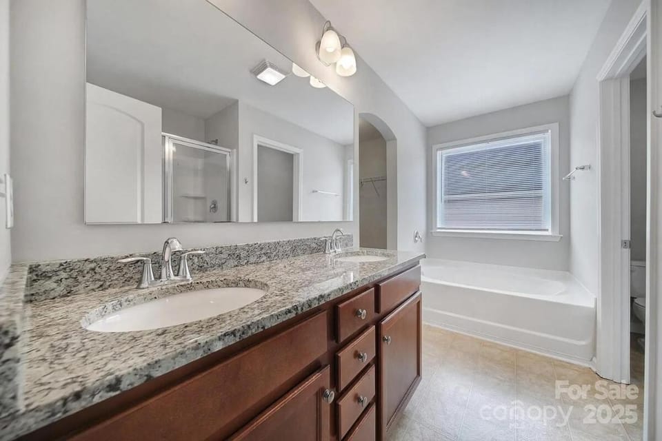 Spacious 4 bedroom House in University area close to PNC pavilion House in Charlotte