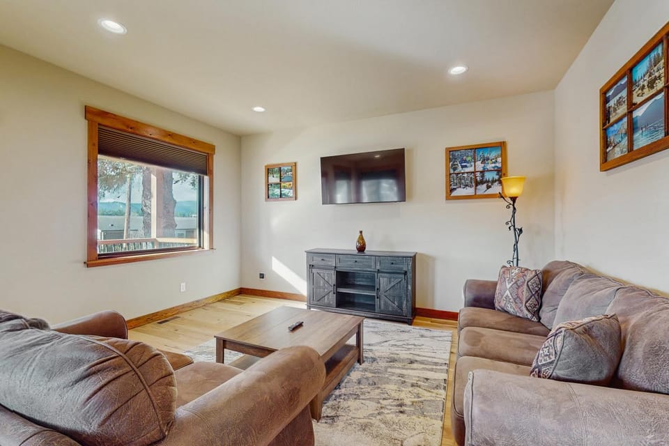 No. 3 Coal Mine Cabin & Studio Cabin in Ronald