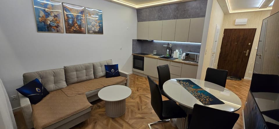Kitchen or kitchenette, Living room, Seating area, Dining area, oven