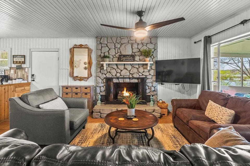 Sunset Shore Cottage House in Piney