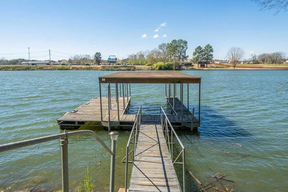 Sunset Shore Cottage House in Piney