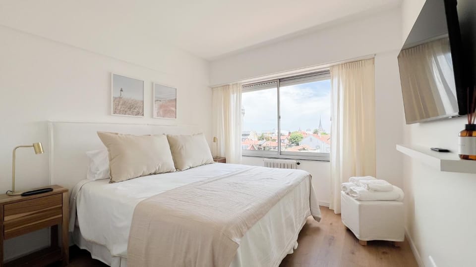 Bed, TV and multimedia, Bedroom, towels