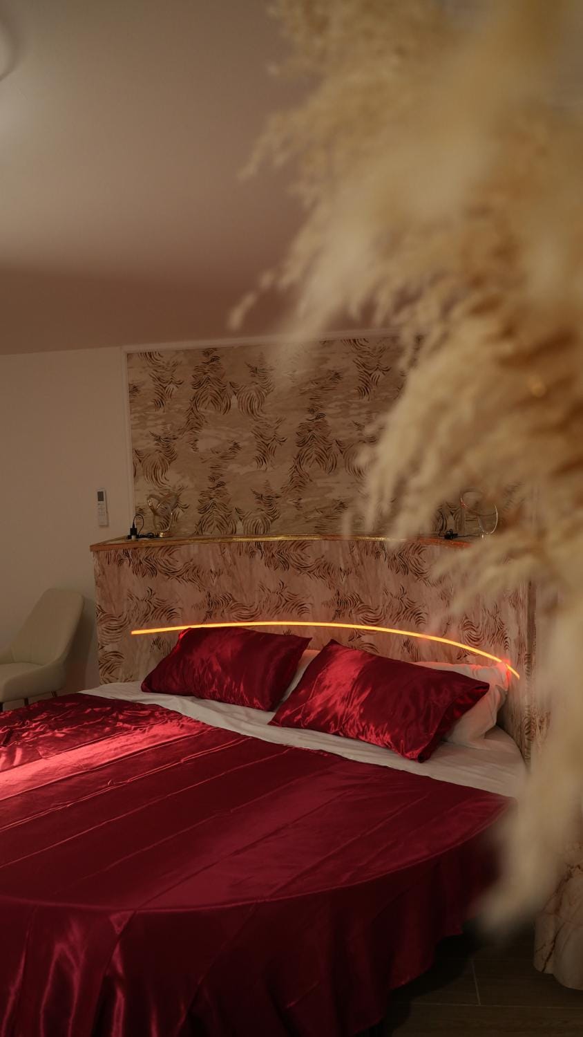 Photo of the whole room, Bedroom