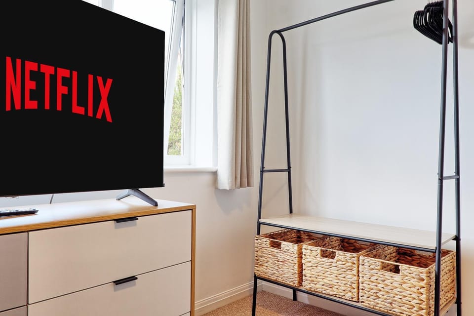 Bed, TV and multimedia, Bedroom