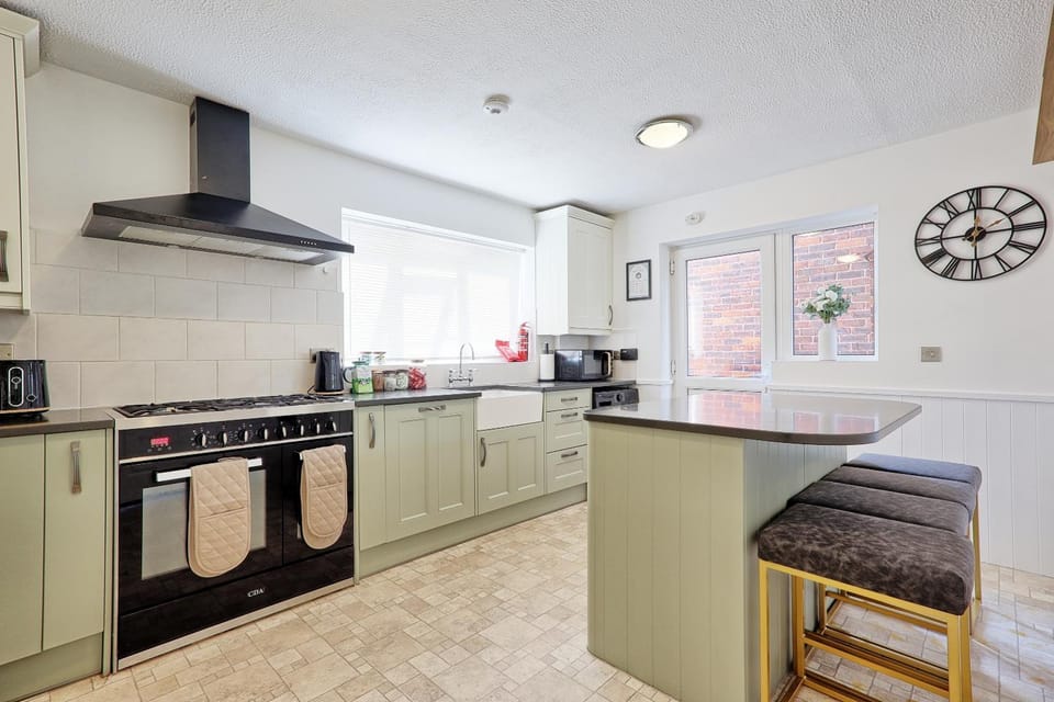 Coffee/tea facilities, microwave, oven, stove, toaster, kitchen