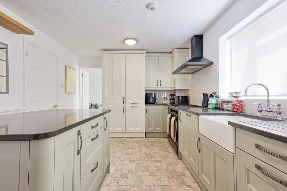 Coffee/tea facilities, microwave, oven, stove, toaster, kitchen
