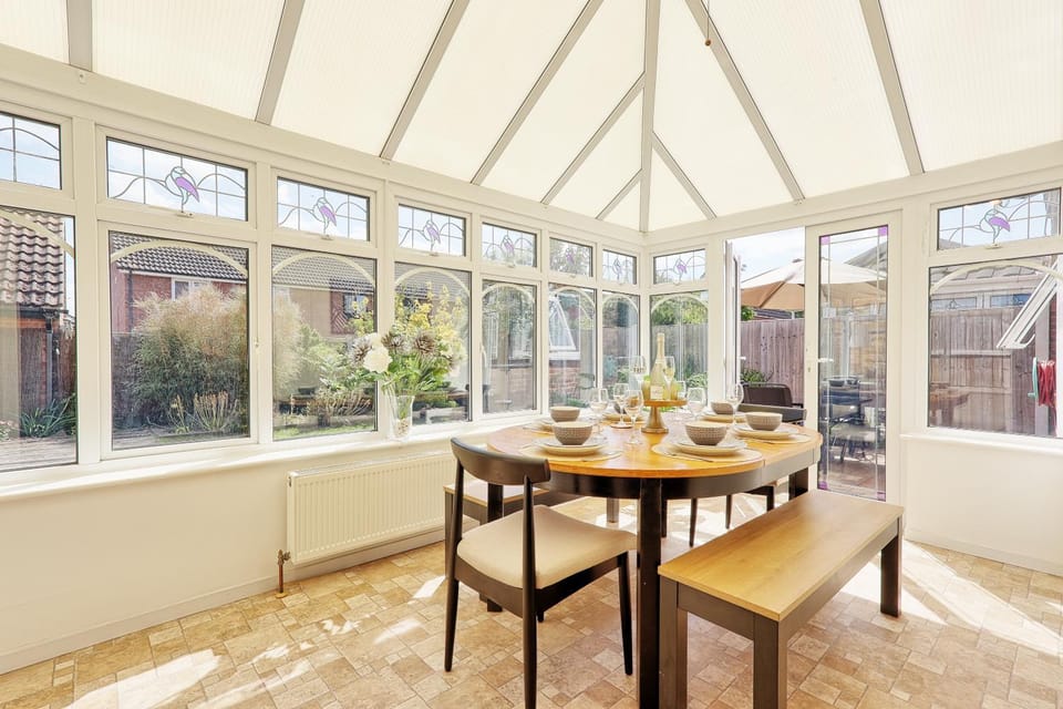 Day, Dining area