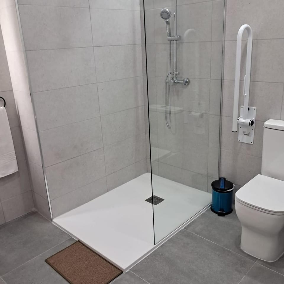 Shower, Toilet
